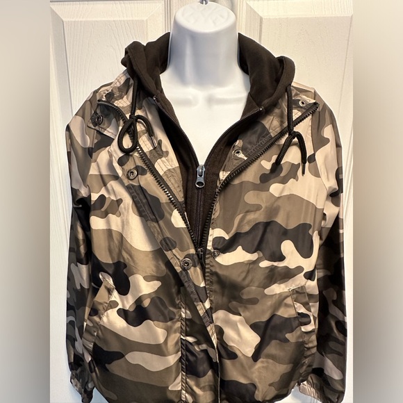 Like new no boundaries hooded camo jacket size XS (1) - Picture 4 of 6